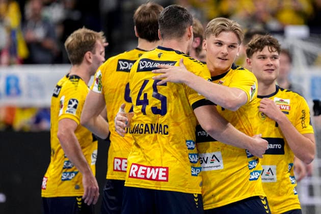 Spieler der Rhein-Neckar-Löwen vorne v.li. mit Halil Jaganjac (RNL, 45) und Elias Ciudad Benitez (RNL, 41), Jubel nach dem Schlusspfiff, Freude über den Sieg, Sieger, Gewinner, jubelt, jubeln, fröhlich, positiv, freut sich, freuen, optimistisch, Highlight, Action, Aktion, 06.12.2025, Mannheim (Deutschland), Handball, Bundesliga, Rhein-Neckar Löwen - HC Erlangen