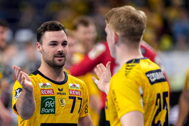 v.li.: Dani Baijens (RNL, 77) und Haukur Thrastarson (RNL, 25), Spieler der Rhein-Neckar-Löwen, Jubel nach dem Schlusspfiff, Freude über den Sieg, Sieger, Gewinner, jubelt, jubeln, fröhlich, positiv, freut sich, freuen, optimistisch, Highlight, Action, Aktion, 06.12.2025, Mannheim (Deutschland), Handball, Bundesliga, Rhein-Neckar Löwen - HC Erlangen