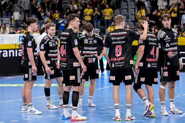 Spieler vom HC Erlangen, enttäuscht über die Niederlage, Enttäuschung nach dem Schlusspfiff, Highlight, Verlierer, verloren, Frustration, disappointed, pessimistisch, 06.12.2025, Mannheim (Deutschland), Handball, Bundesliga, Rhein-Neckar Löwen - HC Erlangen