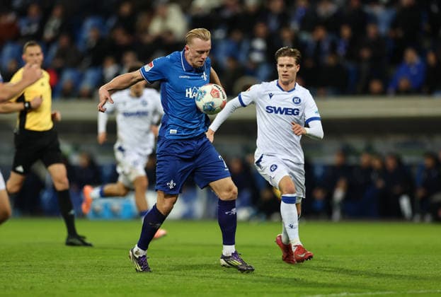 06.12.2025, Fussball 2. Bundesliga, SV Darmstadt 98 - Karlsruher SC, emonline, emspor, despor, v.l., Isac Lidberg (SV Darmstadt 98), Dzenis Burnic (Karlsruher SC) DFL DFB REGULATIONS PROHIBIT ANY USE OF PHOTOGRAPHS AS IMAGE SEQUENCES AND OR QUASI-VIDEO. xdcx