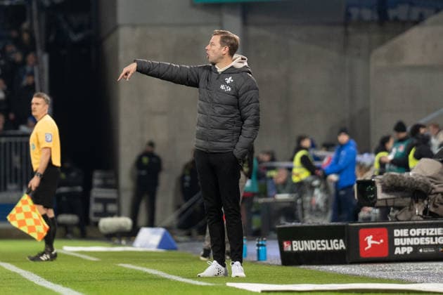 06.12.2025, xhfmx, Fussball 2.Bundesliga, SV Darmstadt 98 - Karlsruher SC Florian Kohfeldt (Trainer SV Darmstadt 98) coacht seine Mannschaft (DFL DFB REGULATIONS PROHIBIT ANY USE OF PHOTOGRAPHS as IMAGE SEQUENCES and or QUASI-VIDEO) Darmstadt