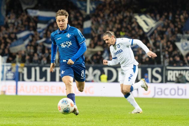 06.12.2025, xhfmx, Fussball 2.Bundesliga, SV Darmstadt 98 - Karlsruher SC v.l. Luca Marseiler (SV Darmstadt 98) und Sebastian Jung (Karlsruher SC) im Laufduell (DFL DFB REGULATIONS PROHIBIT ANY USE OF PHOTOGRAPHS as IMAGE SEQUENCES and or QUASI-VIDEO) Darmstadt