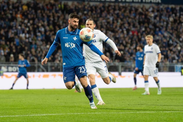 06.12.2025, xhfmx, Fussball 2.Bundesliga, SV Darmstadt 98 - Karlsruher SC v.l. Marco Richter (SV Darmstadt 98) schirmt den Ball vor Sebastian Jung (Karlsruher SC) ab (DFL DFB REGULATIONS PROHIBIT ANY USE OF PHOTOGRAPHS as IMAGE SEQUENCES and or QUASI-VIDEO) Darmstadt