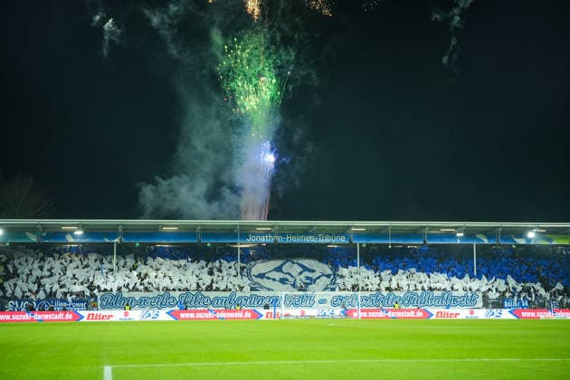 Fussball: 2. Bundesliga, 15. Spieltag, SV Darmstadt 98 - Karlsruher SC am 06.12.2025 in Darmstadt (Merck-Stadion am Böllenfalltor), Deutschland, Saison 2025 2026: DFB DFL REGULATIONS PROHIBIT ANY USE OF PHOTOGRAPHS as IMAGE SEQUENCES and or QUASI-VIDEO: Choreographie der Darmstadtfans, begleitet von einem Feuerwerk Darmstadt Merck-Stadion am Böllenfalltor Deutschland