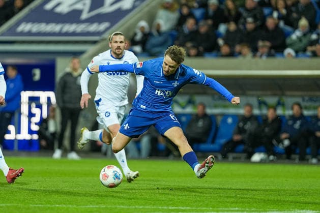 Fussball: 2. Bundesliga, 15. Spieltag, SV Darmstadt 98 - Karlsruher SC am 06.12.2025 in Darmstadt (Merck-Stadion am Böllenfalltor), Deutschland, Saison 2025 2026: DFB DFL REGULATIONS PROHIBIT ANY USE OF PHOTOGRAPHS as IMAGE SEQUENCES and or QUASI-VIDEO: Luca Marseiler (8, SVD) mit einer Offensivaktion. Darmstadt Merck-Stadion am Böllenfalltor Deutschland
