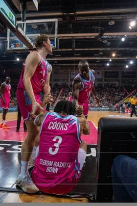 Szene mit Zachery Cooks (3; Telekom Baskets Bonn), Jeff Garrett Jr. (4; Telekom Baskets Bonn) und Kur Jongkuch (15; Telekom Baskets Bonn) am Spielfeldrand Szene mit Zachery Cooks (3; Telekom Baskets Bonn) und Teamkollegen Copyright: xFeyzullahxGökalpx