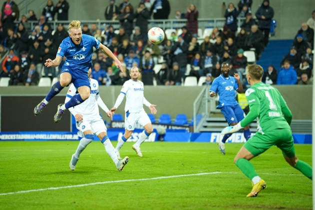 Fussball: 2. Bundesliga, 15. Spieltag, SV Darmstadt 98 - Karlsruher SC am 06.12.2025 in Darmstadt (Merck-Stadion am Böllenfalltor), Deutschland, Saison 2025 2026: DFB DFL REGULATIONS PROHIBIT ANY USE OF PHOTOGRAPHS as IMAGE SEQUENCES and or QUASI-VIDEO: Kopfball von Isac Alexi Sivert Lidberg (7, SVD). Darmstadt Merck-Stadion am Böllenfalltor Deutschland