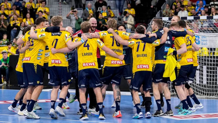 Spieler der Rhein-Neckar-Löwen, Jubel nach dem Schlusspfiff, Freude über den Sieg, Sieger, Gewinner, jubelt, jubeln, fröhlich, positiv, freut sich, freuen, optimistisch, Highlight, Action, Aktion, tanzen im Kreis, Teamkreis, Mannschaftskreis, 06.12.2025, Mannheim (Deutschland), Handball, Bundesliga, Rhein-Neckar Löwen - HC Erlangen