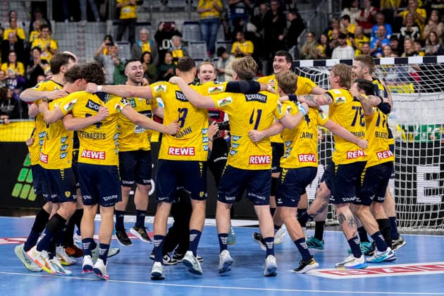 Spieler der Rhein-Neckar-Löwen, Jubel nach dem Schlusspfiff, Freude über den Sieg, Sieger, Gewinner, jubelt, jubeln, fröhlich, positiv, freut sich, freuen, optimistisch, Highlight, Action, Aktion, tanzen im Kreis, Teamkreis, Mannschaftskreis, 06.12.2025, Mannheim (Deutschland), Handball, Bundesliga, Rhein-Neckar Löwen - HC Erlangen
