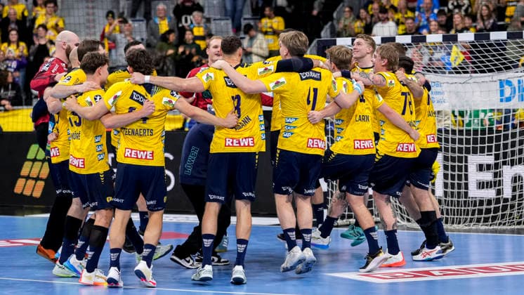 Spieler der Rhein-Neckar-Löwen, Jubel nach dem Schlusspfiff, Freude über den Sieg, Sieger, Gewinner, jubelt, jubeln, fröhlich, positiv, freut sich, freuen, optimistisch, Highlight, Action, Aktion, tanzen im Kreis, Teamkreis, Mannschaftskreis, 06.12.2025, Mannheim (Deutschland), Handball, Bundesliga, Rhein-Neckar Löwen - HC Erlangen