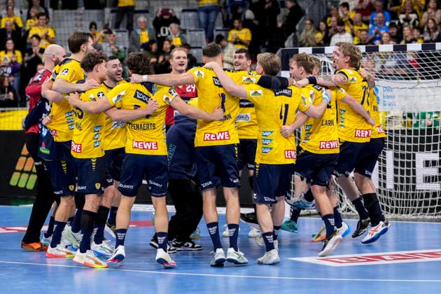 Spieler der Rhein-Neckar-Löwen, Jubel nach dem Schlusspfiff, Freude über den Sieg, Sieger, Gewinner, jubelt, jubeln, fröhlich, positiv, freut sich, freuen, optimistisch, Highlight, Action, Aktion, tanzen im Kreis, Teamkreis, Mannschaftskreis, 06.12.2025, Mannheim (Deutschland), Handball, Bundesliga, Rhein-Neckar Löwen - HC Erlangen