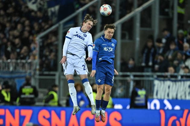 David Herold (Karlsruher SC, 20) im Zweikampf mit Luca Marseiler (SV Darmstadt 1898, 08), GER, SV Darmstadt 98 vs Karlsruher SC, Fussball, 2. Bundesliga, 15. Spieltag, Spielzeit 2025 2026, 06.12.2025. DFL REGULATIONS PROHIBIT ANY USE OF PHOTOGRAPHS AS IMAGE SEQUENCES AND OR QUASI-VIDEO GER, SV Darmstadt 98 vs Karlsruher SC, Fussball, 2. Bundesliga, 15. Spieltag, Spielzeit 2025 2026, 06.12.2025. Darmstadt