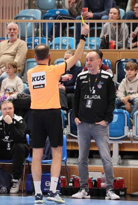 GER HBL2 Saison 2025 2026 VfL Potsdam vs EULEN Ludwigshafen, 06.12.25, MBS Arena, Potsdam Emir KURTAGIC (1.VfL Potsdam_Trainer) sieht GELB wegen Meckerns an der Seitenlinie