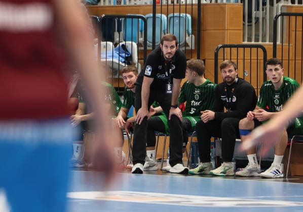 GER HBL2 Saison 2025 2026 VfL Potsdam vs EULEN Ludwigshafen, 06.12.25, MBS Arena, Potsdam Michael HAAS (Eulen Ludwigshafen_Trainer) beobachtet fokussiert das Geschehen auf der Platte
