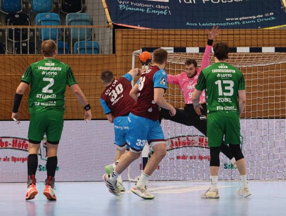 GER HBL2 Saison 2025 2026 VfL Potsdam vs EULEN Ludwigshafen, 06.12.25, MBS Arena, Potsdam Marco MENGON (1.VfL Potsdam 30) setzt sich durch und überwindet Ziga URBIC (Eulen Ludwigshafen 97)