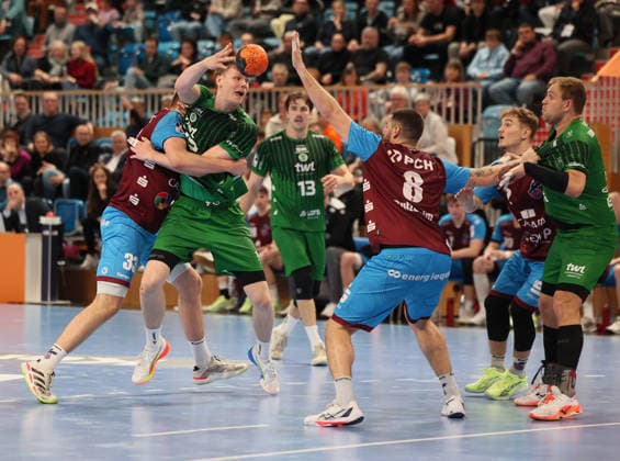 GER HBL2 Saison 2025 2026 VfL Potsdam vs EULEN Ludwigshafen, 06.12.25, MBS Arena, Potsdam Friedrich SCHMITT (Eulen Ludwigshafen 29) versucht Frederic STÜBER (Eulen Ludwigshafen 2) am Kreis anzuspielen