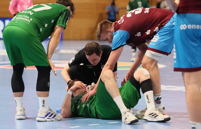 GER HBL2 Saison 2025 2026 VfL Potsdam vs EULEN Ludwigshafen, 06.12.25, MBS Arena, Potsdam Marc-Robin EISEL (Eulen Ludwigshafen 9) liegt verletzt am Boden, Finn-Lukas LEUN (Eulen Ludwigshafen 37) und Marco MENGON (1.VfL Potsdam 30) sind um ihn bemüht