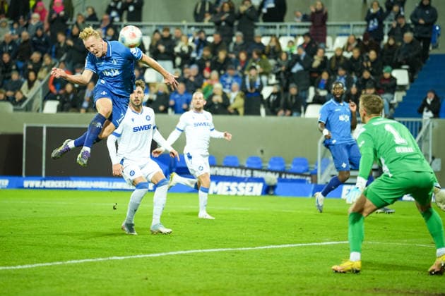 Fussball: 2. Bundesliga, 15. Spieltag, SV Darmstadt 98 - Karlsruher SC am 06.12.2025 in Darmstadt (Merck-Stadion am Böllenfalltor), Deutschland, Saison 2025 2026: DFB DFL REGULATIONS PROHIBIT ANY USE OF PHOTOGRAPHS as IMAGE SEQUENCES and or QUASI-VIDEO: Kopfball von Isac Alexi Sivert Lidberg (7, SVD). Darmstadt Merck-Stadion am Böllenfalltor Deutschland