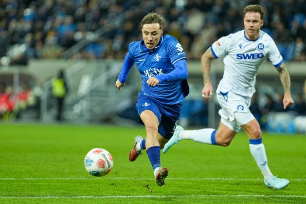 Fussball: 2. Bundesliga, 15. Spieltag, SV Darmstadt 98 - Karlsruher SC am 06.12.2025 in Darmstadt (Merck-Stadion am Böllenfalltor), Deutschland, Saison 2025 2026: DFB DFL REGULATIONS PROHIBIT ANY USE OF PHOTOGRAPHS as IMAGE SEQUENCES and or QUASI-VIDEO: Strafraumszene von Luca Marseiler (8, SVD). Darmstadt Merck-Stadion am Böllenfalltor Deutschland
