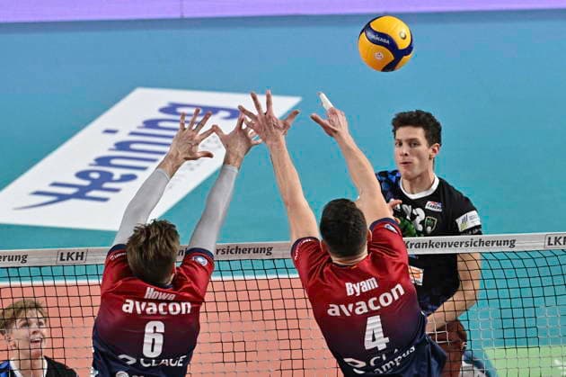GER; 1.VBL, SVG Lueneburg vs WWK Volleys Herrsching 06.12.2025, LKH Arena, Lueneburg, GER; 1. VBL, SVG Lueneburg vs WWK Volleys Herrsching im Bild Jackson Clifford Howe (Lueneburg 06) und Christopher Byam (Lueneburg 04) versuchen sich gegen Laurenz Welsch (Herrsching 12) durchzusetzen