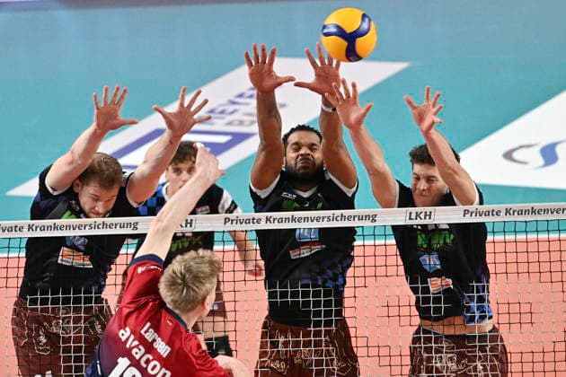 GER; 1.VBL, SVG Lueneburg vs WWK Volleys Herrsching 06.12.2025, LKH Arena, Lueneburg, GER; 1. VBL, SVG Lueneburg vs WWK Volleys Herrsching im Bild Axel Juul Larsen (Lueneburg 18) versucht sich gegen Simon Gallas (Herrsching 24), Moritz Gaertner (Gärtner Herrsching 04), Gustavo Oscar Bryan Ávila (Herrsching 09) und Laurenz Welsch (Herrsching 12) durchzusetzen