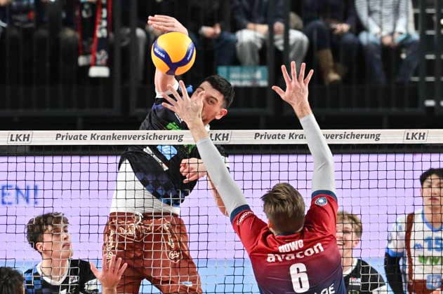 GER; 1.VBL, SVG Lueneburg vs WWK Volleys Herrsching 06.12.2025, LKH Arena, Lueneburg, GER; 1. VBL, SVG Lueneburg vs WWK Volleys Herrsching im Bild Jackson Clifford Howe (Lueneburg 06) versucht sich gegen Tobias Hosch Herrsching 01) durchzusetzen