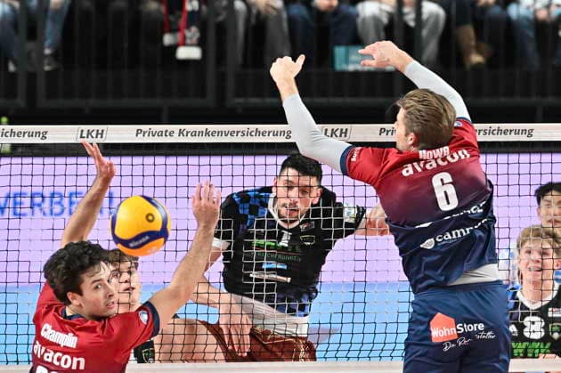GER; 1.VBL, SVG Lueneburg vs WWK Volleys Herrsching 06.12.2025, LKH Arena, Lueneburg, GER; 1. VBL, SVG Lueneburg vs WWK Volleys Herrsching im Bild Ethan Champlin (Lueneburg 20) und Jackson Clifford Howe (Lueneburg 06) versuchen sich gegen Tobias Hosch Herrsching 01) durchzusetzen