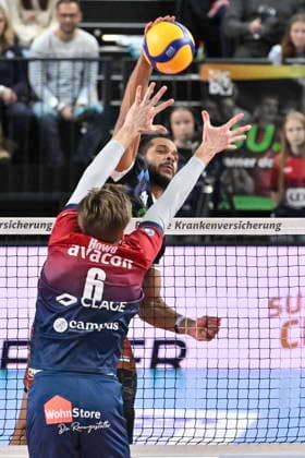 GER; 1.VBL, SVG Lueneburg vs WWK Volleys Herrsching 06.12.2025, LKH Arena, Lueneburg, GER; 1. VBL, SVG Lueneburg vs WWK Volleys Herrsching im Bild Jackson Clifford Howe (Lueneburg 06) versucht sich gegen Gustavo Oscar Bryan Ávila (Herrsching 09) durchzusetzen