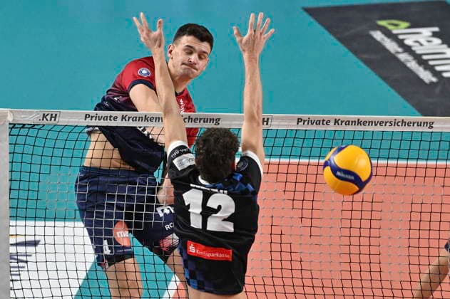 GER; 1.VBL, SVG Lueneburg vs WWK Volleys Herrsching 06.12.2025, LKH Arena, Lueneburg, GER; 1. VBL, SVG Lueneburg vs WWK Volleys Herrsching im Bild Christopher Byam (Lueneburg 04) versucht sich gegen Laurenz Welsch (Herrsching 12) durchzusetzen
