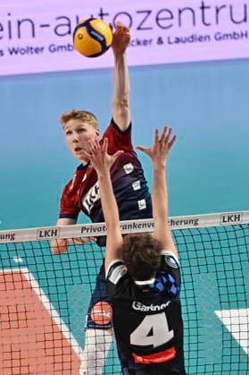 GER; 1.VBL, SVG Lueneburg vs WWK Volleys Herrsching 06.12.2025, LKH Arena, Lueneburg, GER; 1. VBL, SVG Lueneburg vs WWK Volleys Herrsching im Bild Axel Juul Larsen (Lueneburg 18) versucht sich gegen Moritz Gaertner (Gärtner Herrsching 04) durchzusetzen