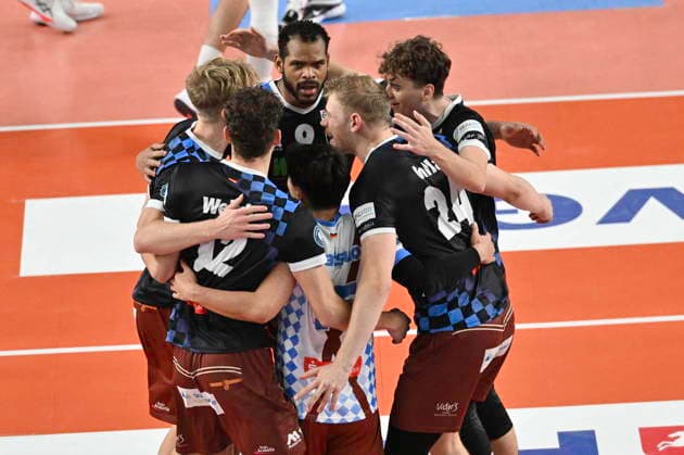 GER; 1.VBL, SVG Lueneburg vs WWK Volleys Herrsching 06.12.2025, LKH Arena, Lueneburg, GER; 1. VBL, SVG Lueneburg vs WWK Volleys Herrsching im Bild die Mannschaft aus Herrsching jubelt