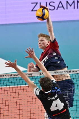 GER; 1.VBL, SVG Lueneburg vs WWK Volleys Herrsching 06.12.2025, LKH Arena, Lueneburg, GER; 1. VBL, SVG Lueneburg vs WWK Volleys Herrsching im Bild Axel Juul Larsen (Lueneburg 18) versucht sich gegen Moritz Gaertner (Gärtner Herrsching 04) durchzusetzen