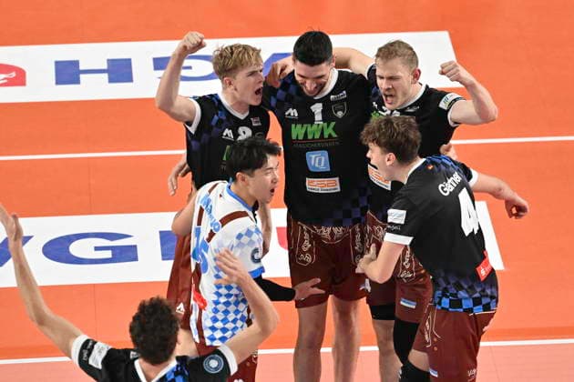 GER; 1.VBL, SVG Lueneburg vs WWK Volleys Herrsching 06.12.2025, LKH Arena, Lueneburg, GER; 1. VBL, SVG Lueneburg vs WWK Volleys Herrsching im Bild die Mannschaft aus Herrsching jubelt