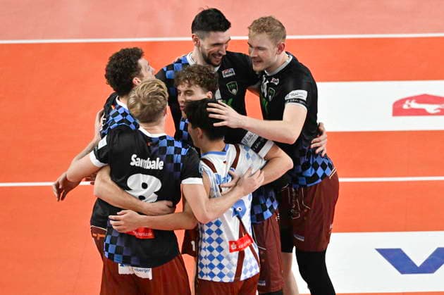 GER; 1.VBL, SVG Lueneburg vs WWK Volleys Herrsching 06.12.2025, LKH Arena, Lueneburg, GER; 1. VBL, SVG Lueneburg vs WWK Volleys Herrsching im Bild die Mannschaft aus Herrsching jubelt