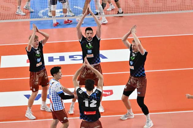 GER; 1.VBL, SVG Lueneburg vs WWK Volleys Herrsching 06.12.2025, LKH Arena, Lueneburg, GER; 1. VBL, SVG Lueneburg vs WWK Volleys Herrsching im Bild die Mannschaft aus Herrsching jubelt