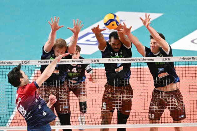 GER; 1.VBL, SVG Lueneburg vs WWK Volleys Herrsching 06.12.2025, LKH Arena, Lueneburg, GER; 1. VBL, SVG Lueneburg vs WWK Volleys Herrsching im Bild Ethan Champlin (Lueneburg 20) versucht sich gegen Simon Gallas (Herrsching 24), Moritz Gaertner (Gärtner Herrsching 04), Gustavo Oscar Bryan Ávila (Herrsching 09) und Laurenz Welsch (Herrsching 12) durchzusetzen