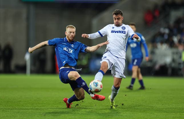 06.12.2025, Fussball 2. Bundesliga, SV Darmstadt 98 - Karlsruher SC, emonline, emspor, despor, v.l., Kai Klefisch (SV Darmstadt 98), Philipp Förster (Karlsruher SC) DFL DFB REGULATIONS PROHIBIT ANY USE OF PHOTOGRAPHS AS IMAGE SEQUENCES AND OR QUASI-VIDEO. xdcx