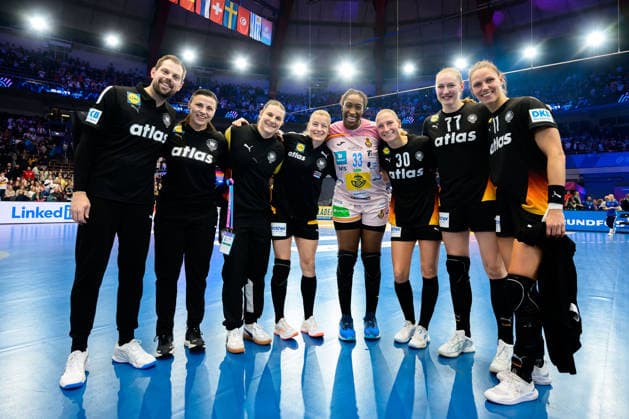 Handball, Frauen WM, Hauptrunde: Spanien - Deutschland v.li. Co-Trainer Frederick Griesbach (Deutschland), Torwarttrainerin Jasmina Rebmann-Jankovic (Deutschland), Mareike Thomaier (Deutschland), Antje Döll Doell (Deutschland), Kaba Gassama (Spanien), Jenny Behrend (Deutschland), Viola Leuchter (Deutschland), Xenia Smits (Deutschland), ehemalige Spielerinnen der HB Ludwigsburg Dortmund Westfalenhalle Nordrhein-Westfalen Deutschland