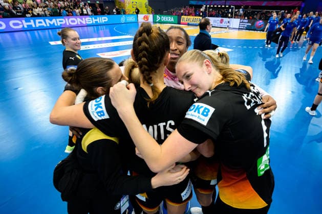 Handball, Frauen WM, Hauptrunde: Spanien - Deutschland Mareike Thomaier (Deutschland), Xenia Smits (Deutschland), Kaba Gassama (Spanien), Viola Leuchter (Deutschland) Dortmund Westfalenhalle Nordrhein-Westfalen Deutschland