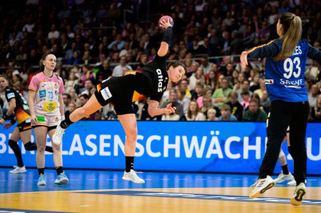 Handball, Frauen WM, Hauptrunde: Spanien - Deutschland Alina Grijseels (Deutschland), Nicole Morales Claure (Spanien) Dortmund Westfalenhalle Nordrhein-Westfalen Deutschland