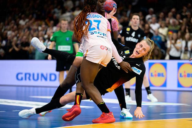 Handball, Frauen WM, Hauptrunde: Spanien - Deutschland Danila So Delgado-Pinto (Spanien), Annika Lott (Deutschland) Dortmund Westfalenhalle Nordrhein-Westfalen Deutschland