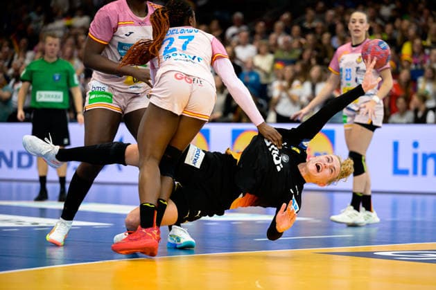 Handball, Frauen WM, Hauptrunde: Spanien - Deutschland Antonio Garcia Robledo (Spanien), Annika Lott (Deutschland) Dortmund Westfalenhalle Nordrhein-Westfalen Deutschland