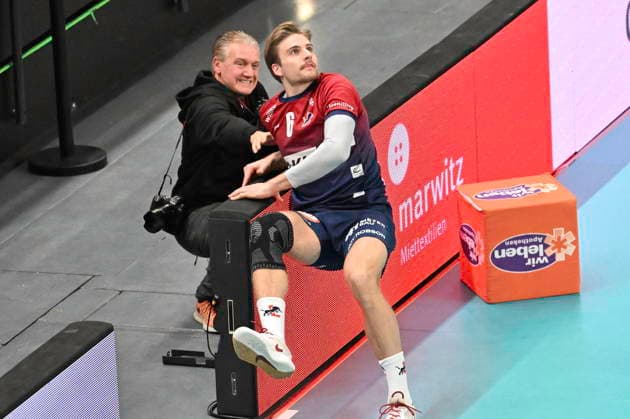 GER; 1.VBL, SVG Lueneburg vs WWK Volleys Herrsching 06.12.2025, LKH Arena, Lueneburg, GER; 1. VBL, SVG Lueneburg vs WWK Volleys Herrsching im Bild Jackson Clifford Howe (Lueneburg 06) landet in der Bande