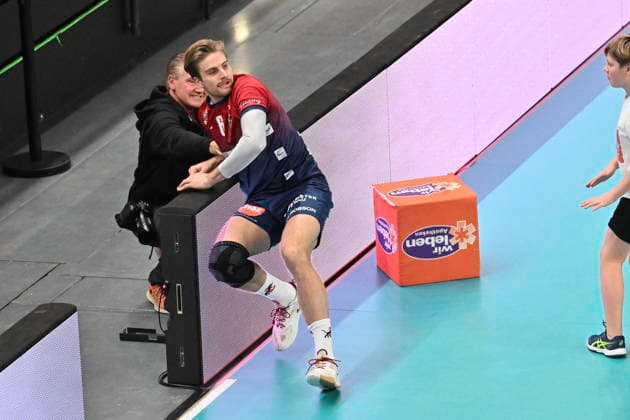GER; 1.VBL, SVG Lueneburg vs WWK Volleys Herrsching 06.12.2025, LKH Arena, Lueneburg, GER; 1. VBL, SVG Lueneburg vs WWK Volleys Herrsching im Bild Jackson Clifford Howe (Lueneburg 06) landet in der Bande