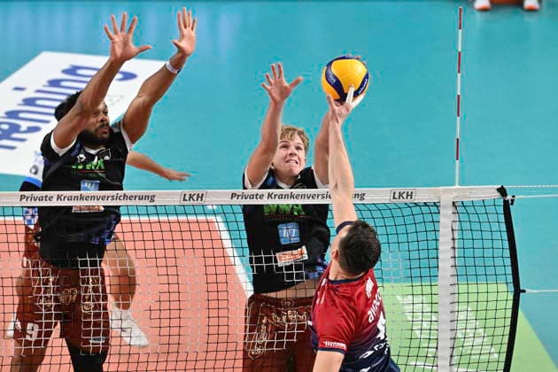 GER; 1.VBL, SVG Lueneburg vs WWK Volleys Herrsching 06.12.2025, LKH Arena, Lueneburg, GER; 1. VBL, SVG Lueneburg vs WWK Volleys Herrsching im Bild Christopher Byam (Lueneburg 04) versucht sich gegen Janik Sambale (Herrsching 08) durchzusetzen