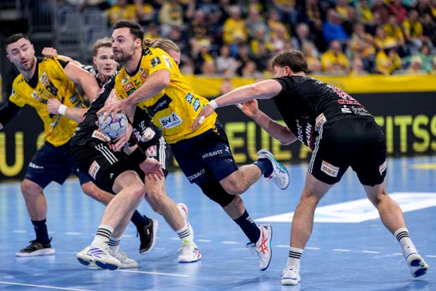v.li.: Maciej Gebala (HCE, 77), Dani Baijens (RNL, 77), Florian Scheerer (HCE, 10), Zweikampf, Spielszene, Duell, duel, tackle, tackling, Dynamik, Action, Aktion, 06.12.2025, Mannheim (Deutschland), Handball, Bundesliga, Rhein-Neckar Löwen - HC Erlangen