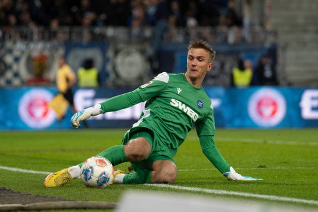 06.12.2025, xhfmx, Fussball 2.Bundesliga, SV Darmstadt 98 - Karlsruher SC Hans Bernat (Karlsruher SC) versucht einen Ball im Spiel zu halten (DFL DFB REGULATIONS PROHIBIT ANY USE OF PHOTOGRAPHS as IMAGE SEQUENCES and or QUASI-VIDEO) Darmstadt