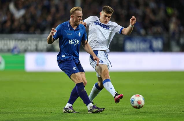 06.12.2025, Fussball 2. Bundesliga, SV Darmstadt 98 - Karlsruher SC, emonline, emspor, despor, v.l., Isac Lidberg (SV Darmstadt 98), Marcel Beifus (Karlsruher SC) DFL DFB REGULATIONS PROHIBIT ANY USE OF PHOTOGRAPHS AS IMAGE SEQUENCES AND OR QUASI-VIDEO. xdcx