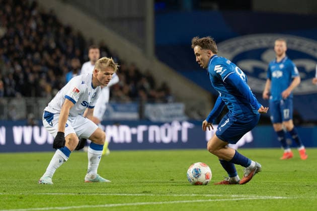 06.12.2025, xhfmx, Fussball 2.Bundesliga, SV Darmstadt 98 - Karlsruher SC v.l. Andreas Müller (Karlsruher SC) verteidigt gegen Luca Marseiler (SV Darmstadt 98) (DFL DFB REGULATIONS PROHIBIT ANY USE OF PHOTOGRAPHS as IMAGE SEQUENCES and or QUASI-VIDEO) Darmstadt