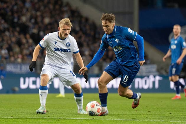 06.12.2025, xhfmx, Fussball 2.Bundesliga, SV Darmstadt 98 - Karlsruher SC v.l. Andreas Müller (Karlsruher SC) verteidigt gegen Luca Marseiler (SV Darmstadt 98) (DFL DFB REGULATIONS PROHIBIT ANY USE OF PHOTOGRAPHS as IMAGE SEQUENCES and or QUASI-VIDEO) Darmstadt